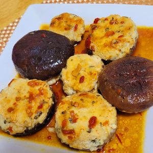 ヴェルの作ってみた!投稿(レンジで簡単に作れる！椎茸の肉詰め〜ピリ辛だれ〜)