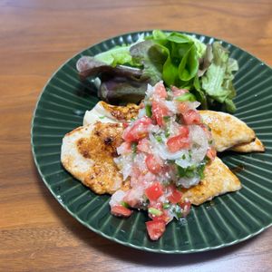こむぎの作ってみた!投稿(味付け２つ！簡単サルサソースのチキンステーキ)