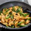 『鶏むね肉とピーマンの青椒肉絲』材料2つ‼︎むね肉やわらか♡の工程4