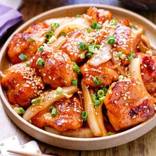 【鶏肉と玉ねぎの甘辛コチュジャン炒め】鶏肉×玉ねぎが絶品♡