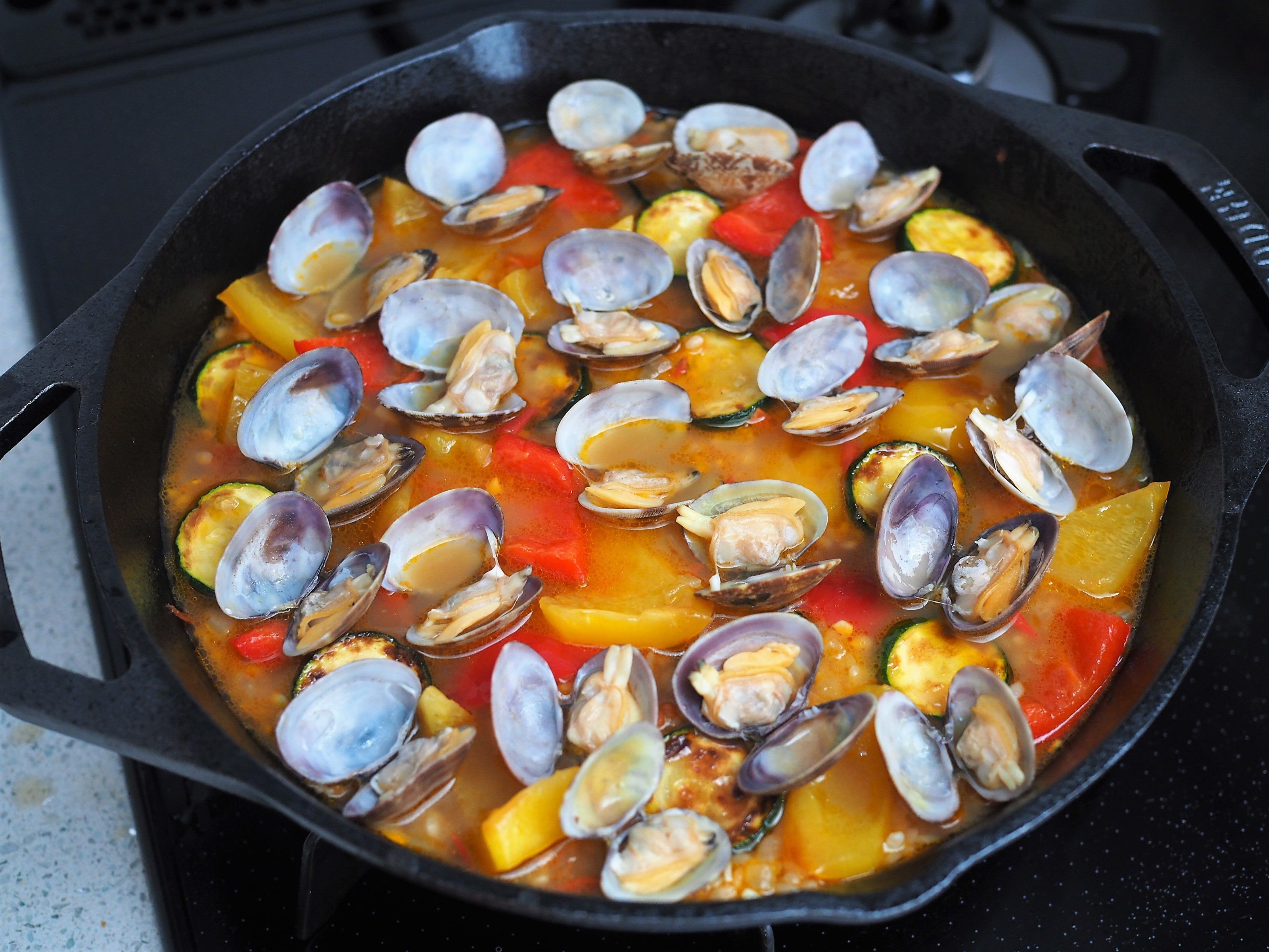 サフラン不要！夏野菜とアサリのパエリア | レシピサイトNadia