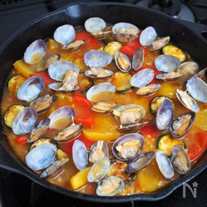 サフラン不要！夏野菜とアサリのパエリア | レシピサイトNadia