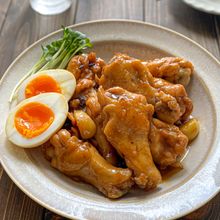 【丸ごとにんにくと照りうまダレ♡】にんにくと鶏手羽元の甘辛煮