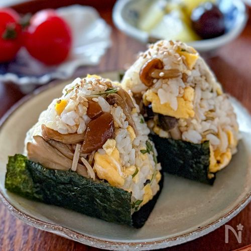 生姜香る♪なめたけと炒り卵のおにぎり