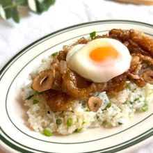 食欲爆発！とろ〜り【温玉と甘辛ポークのネギガーリックライス】