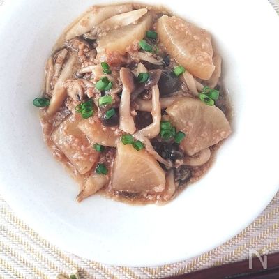 フライパン１つで出来る☆大根としめじのそぼろあんかけ煮込み