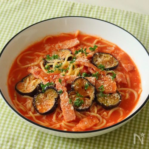 ナスとベーコンのトマトスープ麺