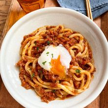 \コスパも栄養も花丸/温玉のせ和風ミートソースうどん