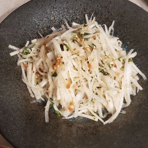 週一だけは頑張ります💦の作ってみた!投稿(5分でやみつき！梅おかか大根サラダ)