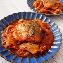 【トマトジュースで絶品まろやか!】サバのトマトソース煮込み