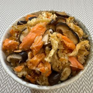 楽ラク手抜キッチン🐶🐾の作ってみた!投稿(旨味たっぷり♪鮭としいたけの炊き込みごはん)
