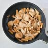 うどんスープで和の味きまる！罪悪感なしの鶏むね＆きのこ炒めの工程5