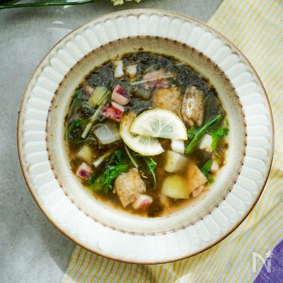 疲労回復やイライラ解消に!茹でイカと海苔のスープ