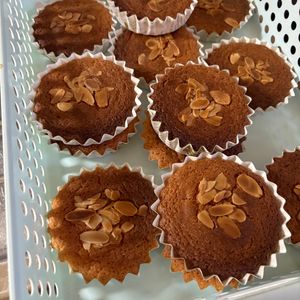 はちの作ってみた!投稿(お菓子屋さんの味！簡単マドレーヌ)