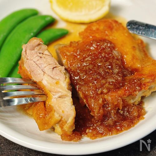 【チキンソテー 玉ねぎソース】にんにく香るタレが食欲を刺激!