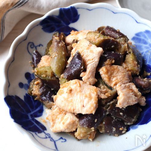 【ヘルシーおかず】茹で茄子と鶏胸肉の胡麻味噌和え