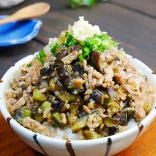 疲れ吹き飛ぶ！とろんナスの豚肉そぼろ丼♡【炒めるだけ】