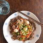 味付けはめんつゆだけ！カリカリ蕎麦のあんかけ焼き蕎麦
