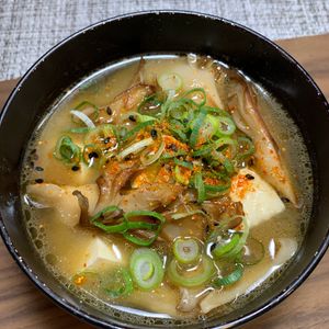 楽ラク手抜キッチン🐶🐾の作ってみた!投稿(ほっこり♩まいたけと豆腐のみそ汁)