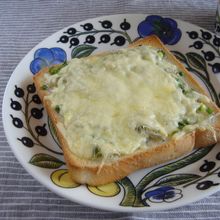 しらすとネギのチーズトースト。
