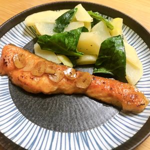 Nao★彡の作ってみた!投稿(［秋鮭のガーリックバターソテー］添え野菜も充実したムニエル)