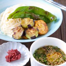 梅でさっぱり♪簡単つゆの夏野菜つけそうめん