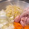 おかわりが止まらない.ᐟ.ᐟ【みそ豆乳鍋】の工程3