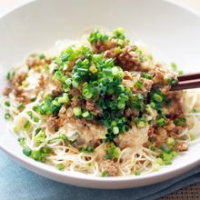 そぼろとジンジャーごまだれの混ぜそうめん