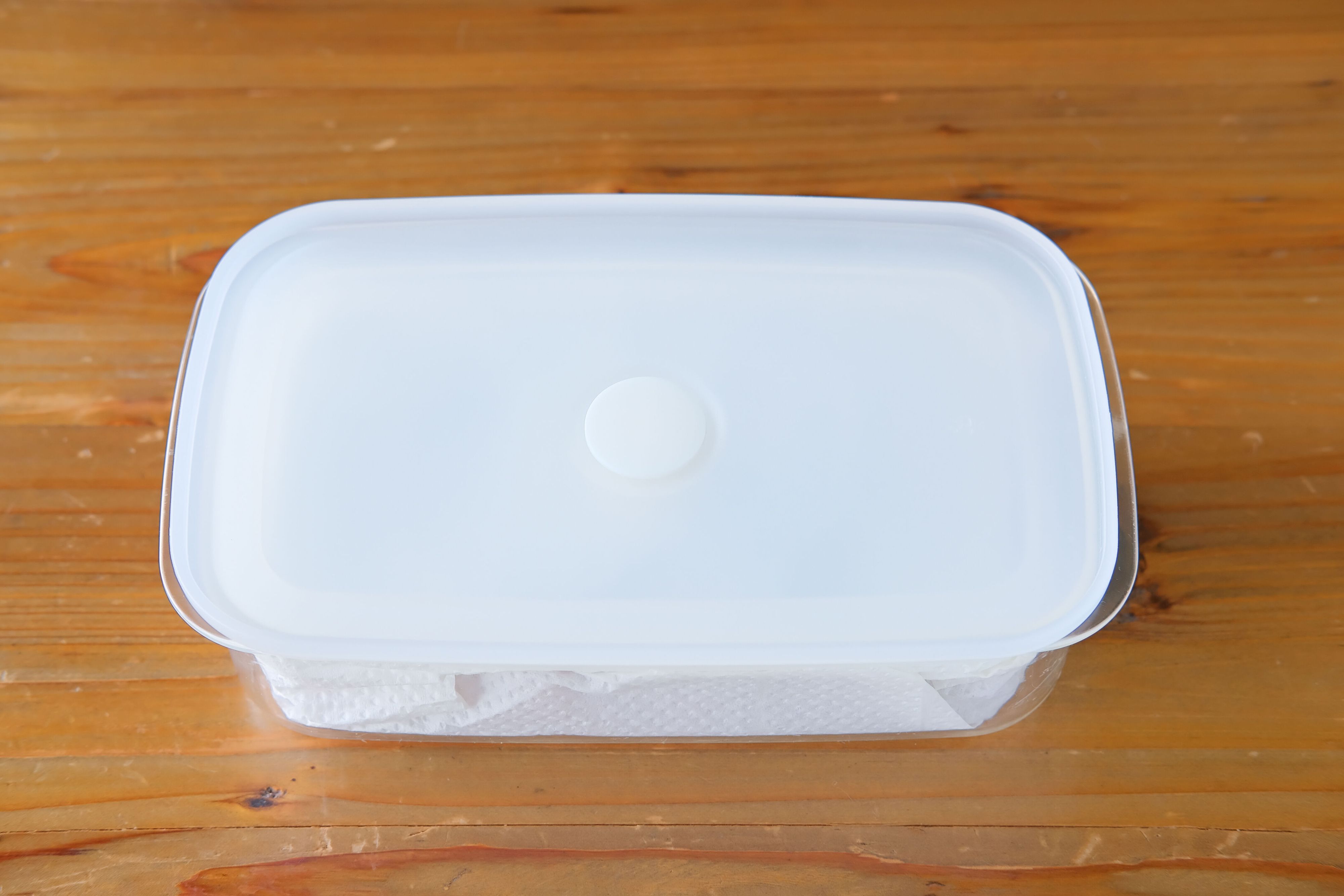 保存容器にふたをして冷蔵保存する