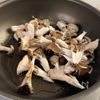 【きのこパスタ】フライパンひとつでガッツリ満足の工程1