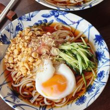 ツルッと爽やか♪【夏野菜と半熟玉子の冷やしたぬきうどん】