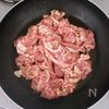 豚とアスパラ菜の麺つゆオイスター炒め♩包丁不要!ワンパン簡単の工程1