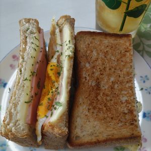 KUMIKOの作ってみた!投稿(フライパンで簡単カフェ風【とろけるハムチーズのホットサンド】)