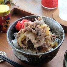 鍋で煮るだけ☆ごはんが進む簡単豚丼。