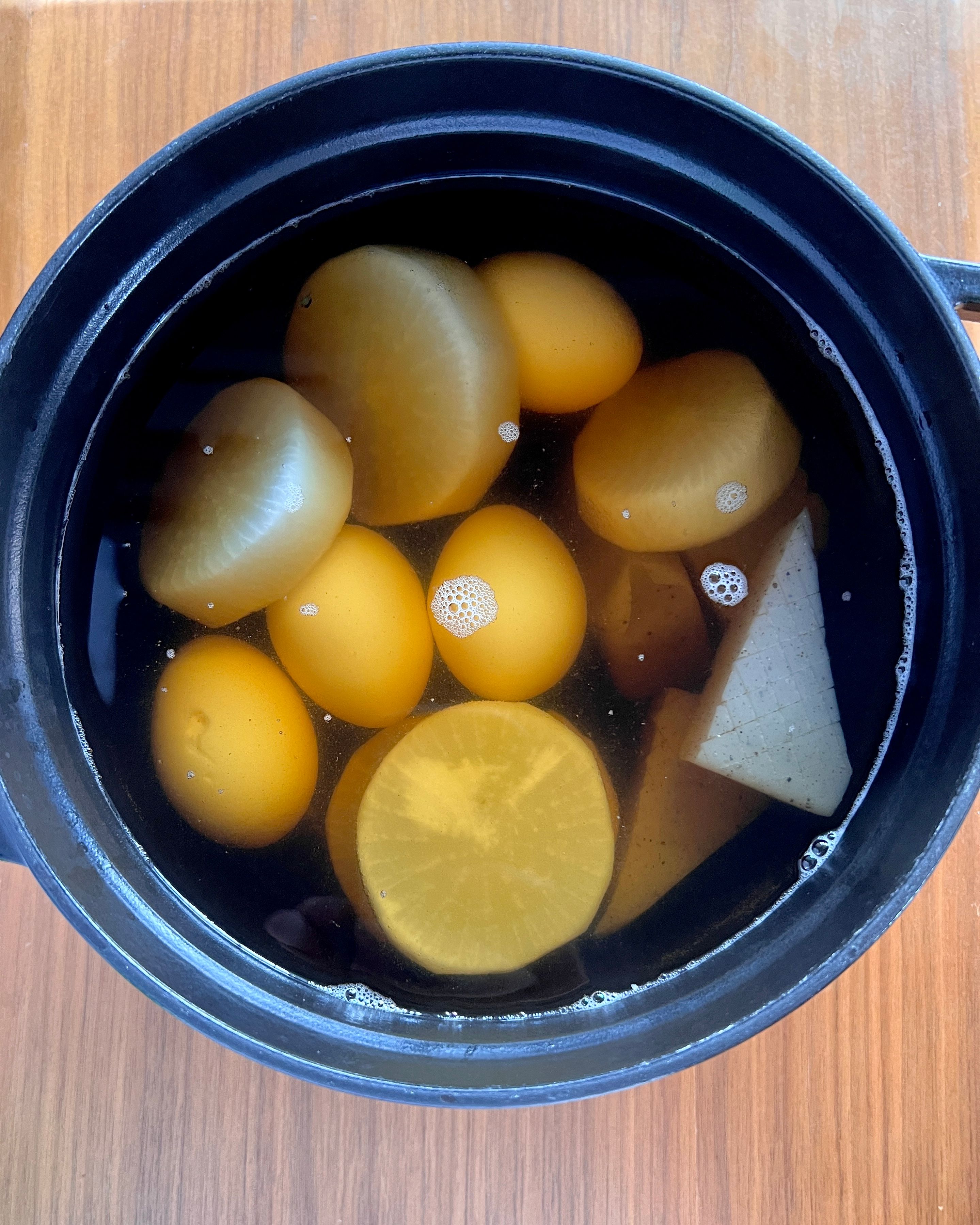 大根、こんにゃく、ゆで卵を煮る