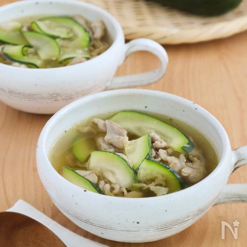 たんぱく質補給に◎豚肉とズッキーニの生姜スープ