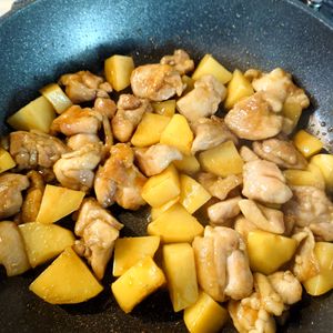 ヒラメの作ってみた!投稿(【甘辛コク旨】新じゃがと鶏肉のはちみつ醤油炒め)