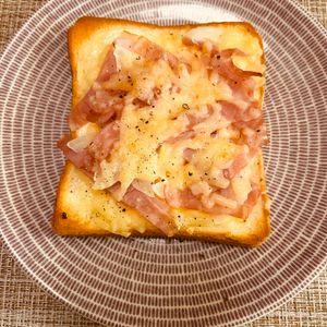 puricoの作ってみた!投稿(【サワークリームとベーコンのピザ風トースト】2枚はペロリ！)