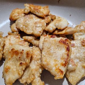 Maiの作ってみた!投稿(焼くだけ簡単！【鶏むね肉のガーリック醤油】しっとりコクうま♡)