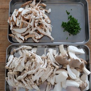 作り置きできる超簡単！】3種のきのこのごまサラダ | レシピサイトNadia