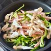【パパッと5分】ピーマンとしめじとウインナーのカレーマヨ炒めの工程1