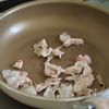 節約食材でボリューム満点【厚揚げとしめじの中華風炒め煮】の工程2