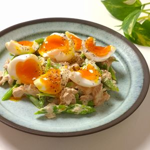 とのちゃまの作ってみた!投稿(デリ風【アスパラのツナマヨ和え】半熟卵付き)