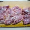 トマトソースたっぷりなガーリック風味のチキンソテーの下準備