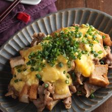 豚こまと厚揚げの甘辛炒めにレンチンふわとろ卵あんかけ。
