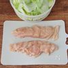 節約おかず！レタスたっぷり鶏むね味噌マヨの工程1