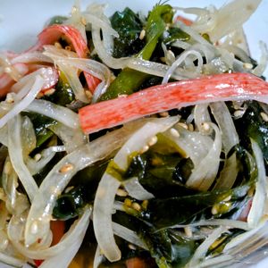 ゆみの作ってみた!投稿(5分で完成！【わかめと玉ねぎの中華風サラダ】胡麻油香る♩)