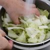 【材料1つ!ポリ袋で簡単】キャベツのめんポン漬けの工程1