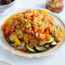 トマトだれでさっぱり!夏野菜の油淋鶏