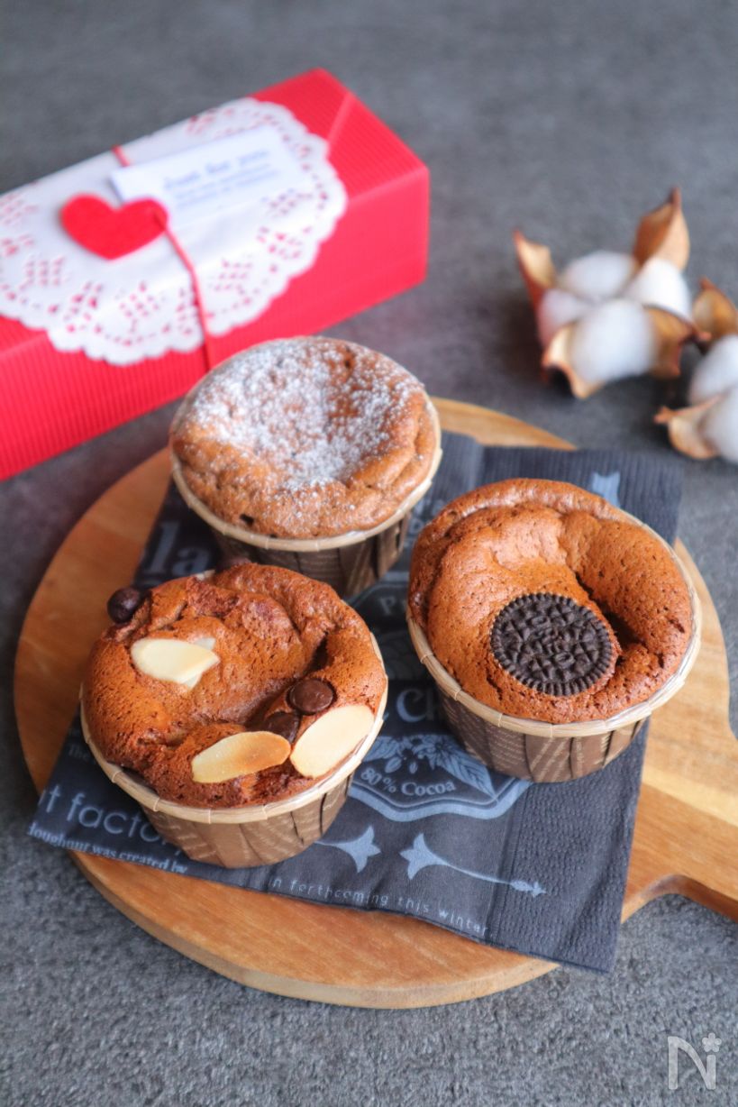 オレオがトッピングされたチョコシフォンケーキ